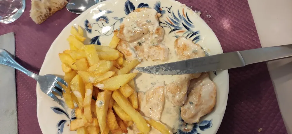 Émincé de Poulet Sauce Au Bleu Frites
